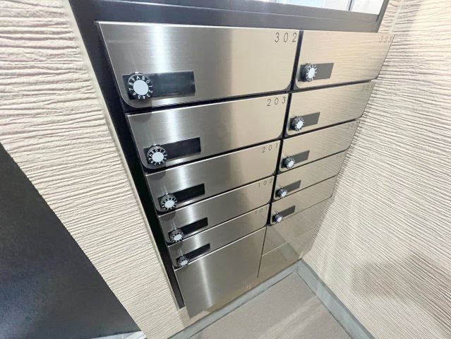 ロビー　ロビーにある各部屋毎のメールボックス。