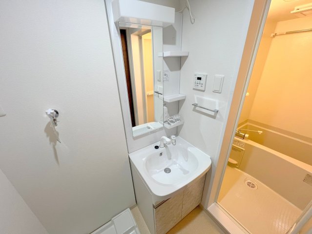 洗面設備　身支度が出来る独立洗面台です。