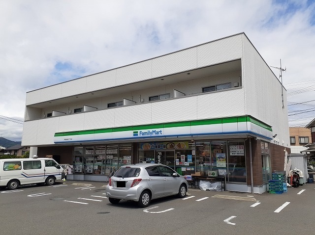 コンビニ　ファミリーマート高森3丁目店（コンビニ）まで260m