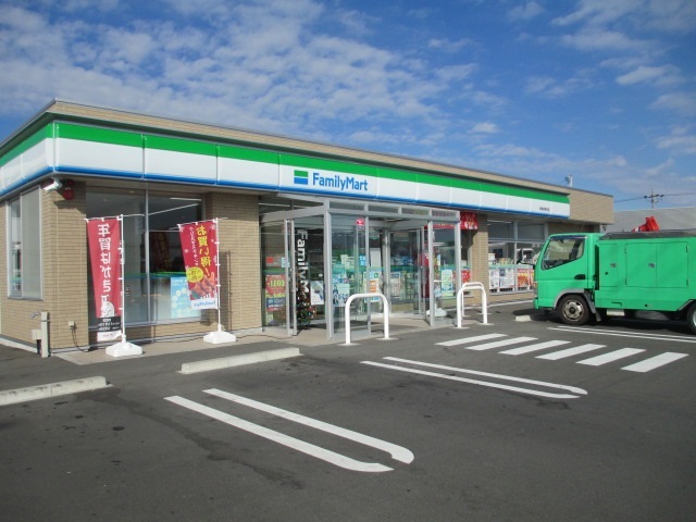 コンビニ　ファミリーマート（コンビニ）まで550m