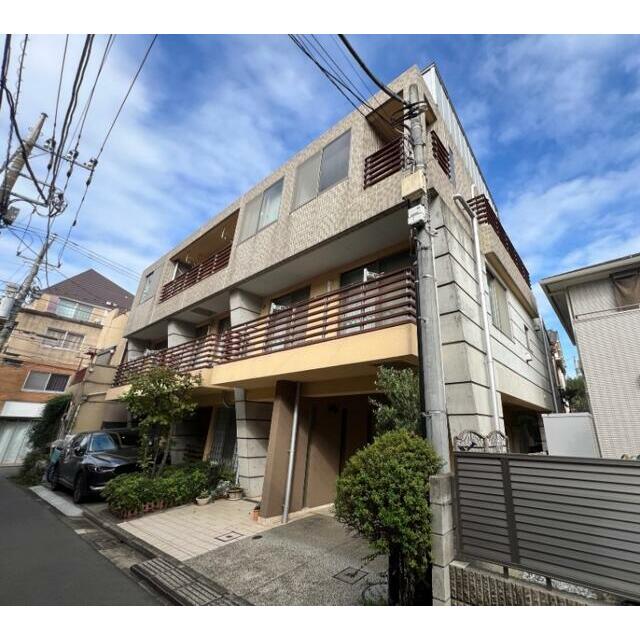 建物外観　鉄筋コンクリート造のがっちりとした建物。