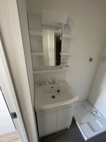 洗面設備　明るい洗面所です