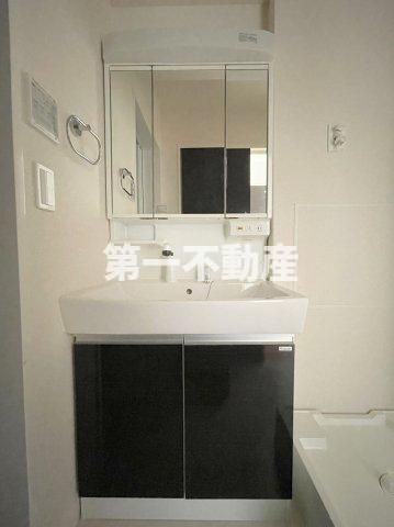 洗面設備　三面鏡化粧台