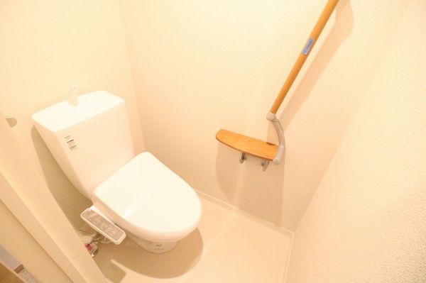 トイレ　広々としたトイレ　ウォシュレット完備