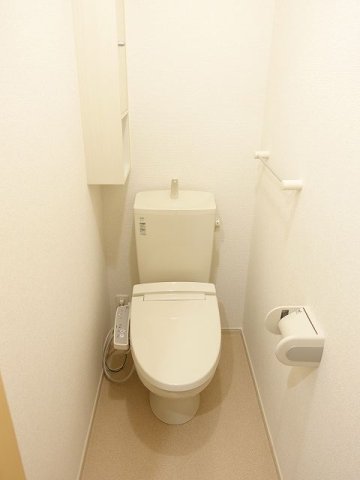 トイレ　落ち着いた色調のトイレです