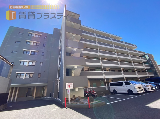建物外観　駅まで一本道。ショッピングモールも近く便利な立地です