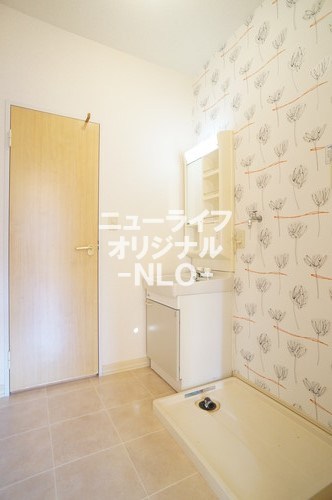 洗面設備　清潔感溢れる洗面化粧台。