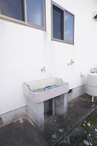 その他設備　洗濯機は玄関脇に置きます。