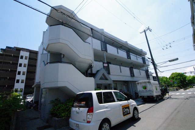 建物外観　宅配ボックス付きで不在時にも便利♪