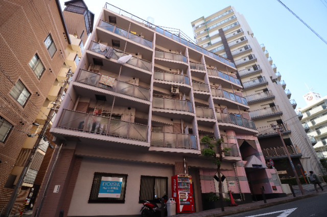 建物外観　シャープなデザインが印象的な洗練の住まい