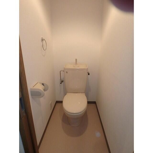 トイレ　落ち着いた色調のトイレです