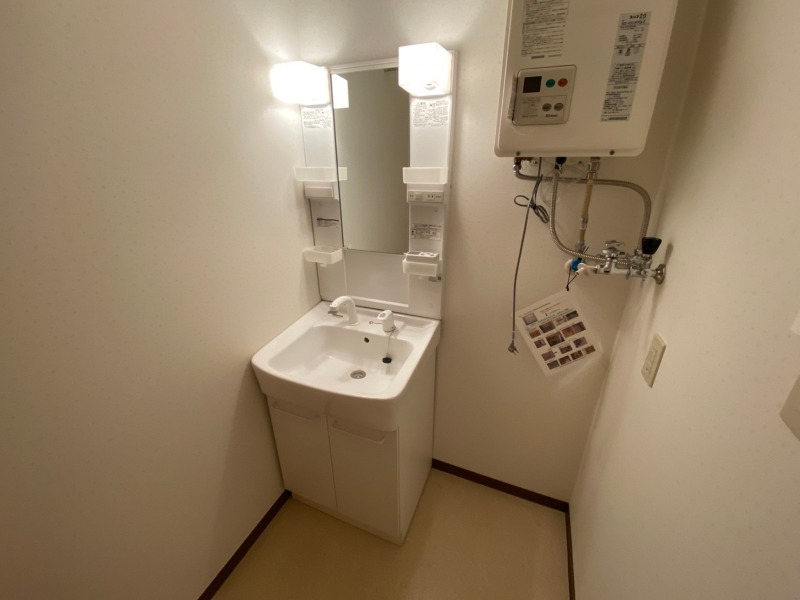 洗面設備　大きくて使いやすそうな独立洗面台になっています。