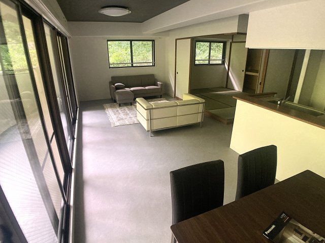 居室・リビング　角部屋で、窓が多いリビングスペース