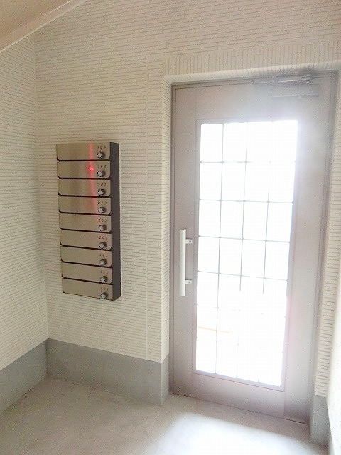 玄関　綺麗な建物です☆