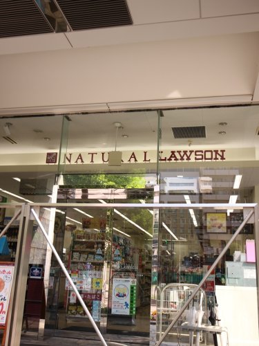 コンビニ　ナチュラルローソン コモディオ汐留店（コンビニ）まで152m