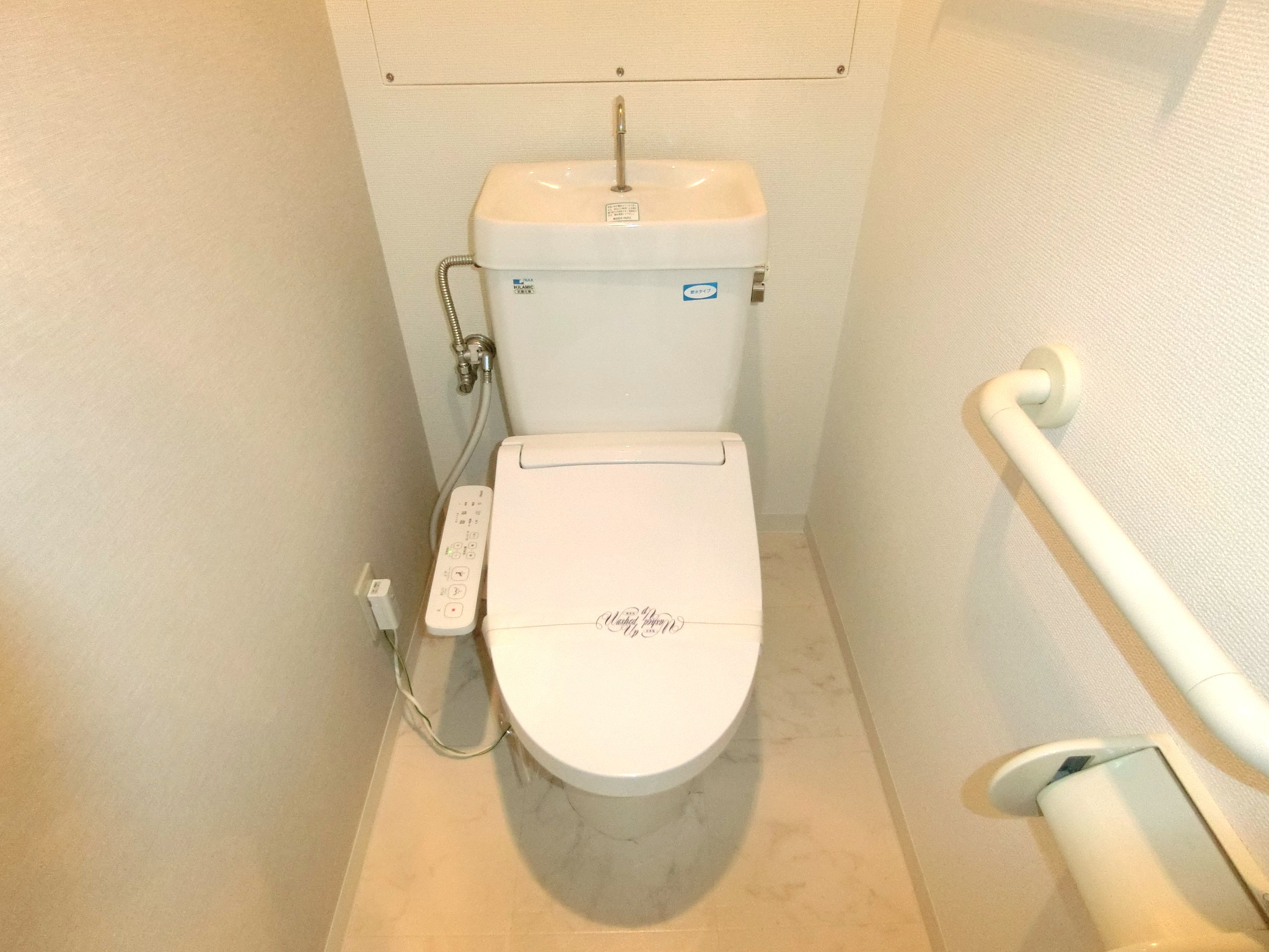 トイレ　温水洗浄機付のトイレです☆