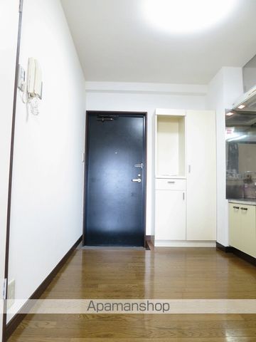 京王線 明大前駅 徒歩3分 3階建 築36年の玄関写真