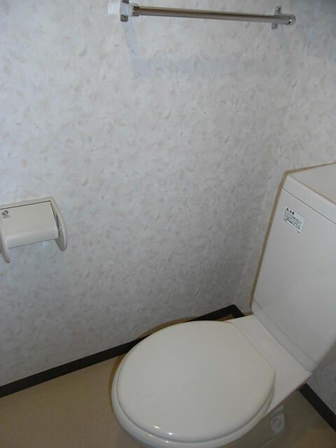 小田急線 参宮橋駅 徒歩6分 4階建 築24年のトイレ写真