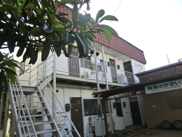 静岡市葵区巴町のアパートの建物外観