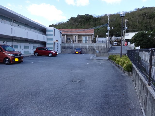 【島尻郡南風原町字兼城のマンションの駐車場】