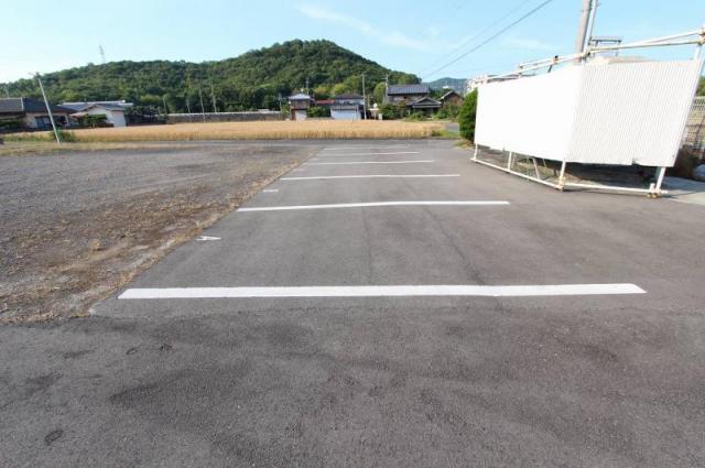 【高松市亀田町のマンションの駐車場】