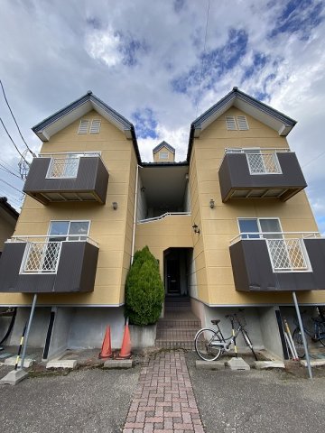 新潟市中央区関新のアパートの建物外観