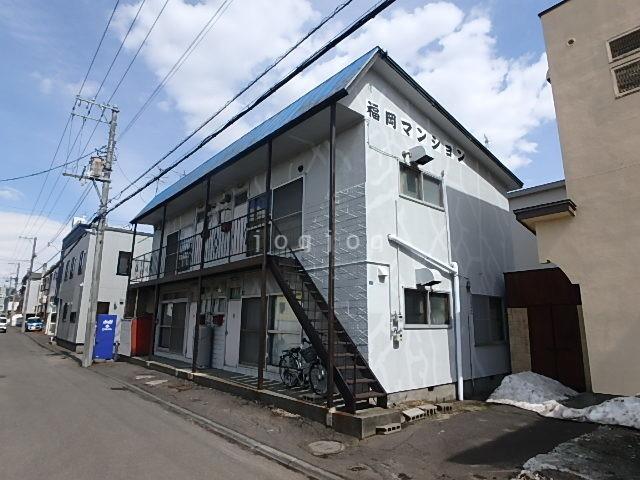 札幌市東区本町二条のアパートの建物外観