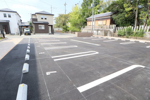 【磯城郡田原本町大字松本のアパートの駐車場】