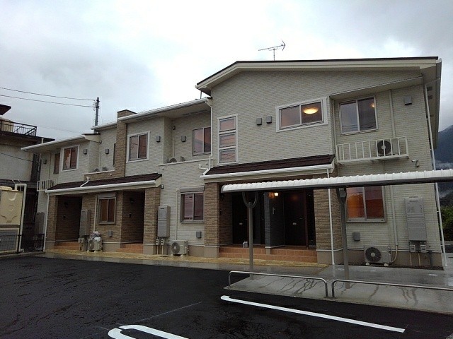 四国中央市土居町入野のアパートの建物外観