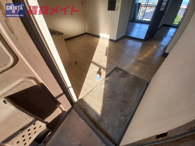 【松阪市挽木町のマンションの玄関】