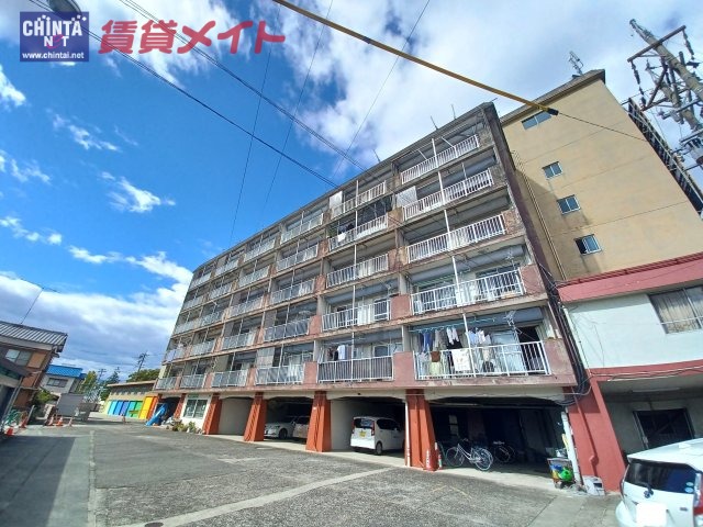 【松阪市挽木町のマンションの建物外観】