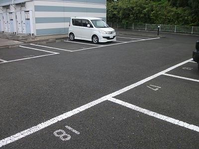 【レオパレスフローラIVの駐車場】