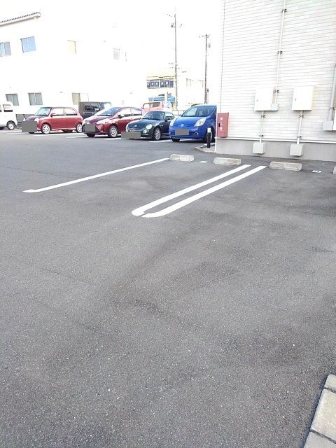 【四日市市中川原のアパートの駐車場】