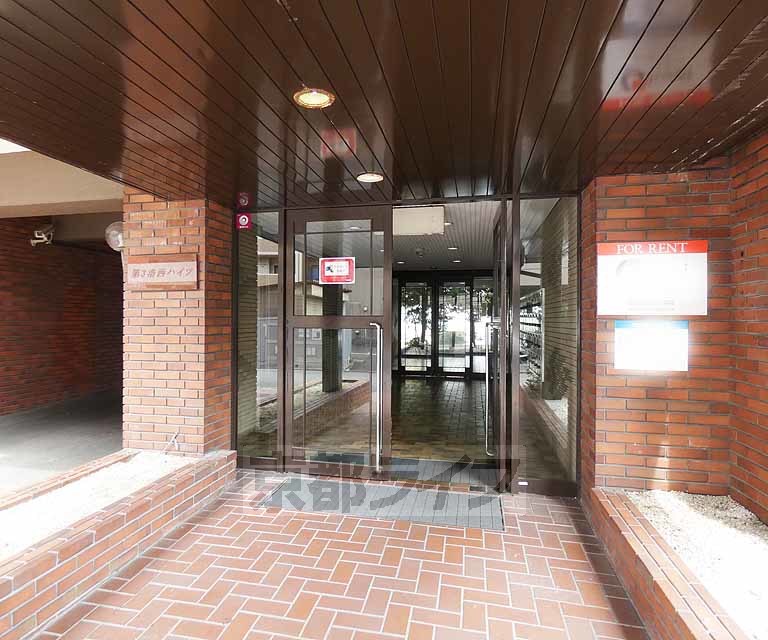 【京都市南区唐橋琵琶町のマンションのエントランス】