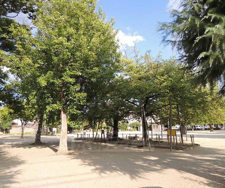 【京都市南区唐橋琵琶町のマンションの公園】