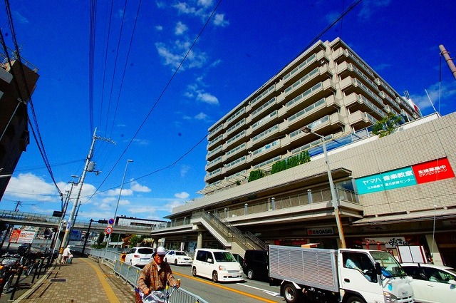 【摂津市香露園のマンションのショッピングセンター】