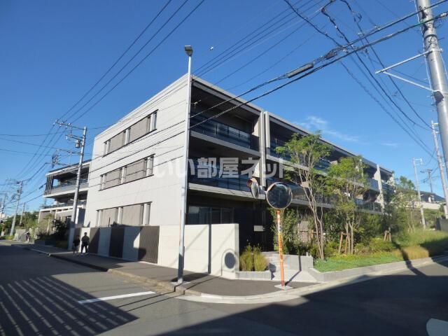 【藤沢市片瀬のマンションの建物外観】