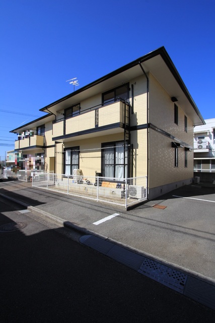 松山市北土居のアパートの建物外観