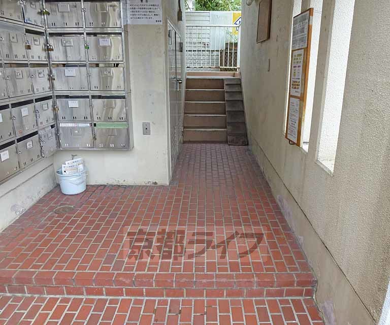 【京都市北区大宮南山ノ前町のマンションのエントランス】