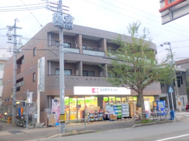 【京都市左京区下鴨狗子田町のマンションのドラックストア】