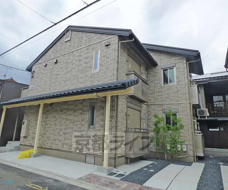 京都市上京区菊屋町のアパートの建物外観