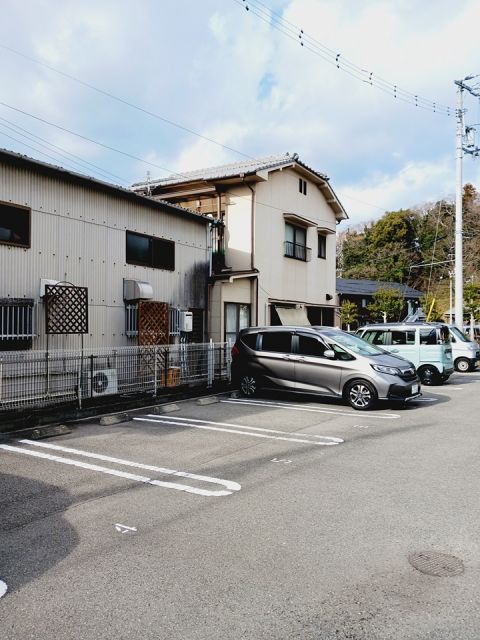 【松山市松ノ木のアパートの駐車場】