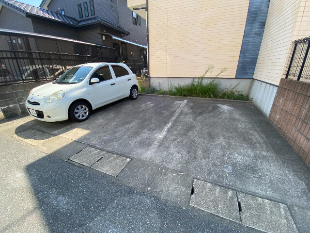 【福岡市西区田尻のアパートの駐車場】