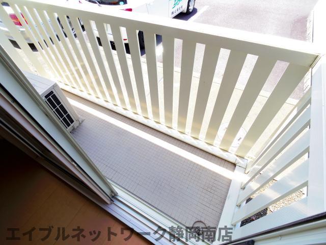 バルコニー　暖かな日差しのふりそそぐバルコニー