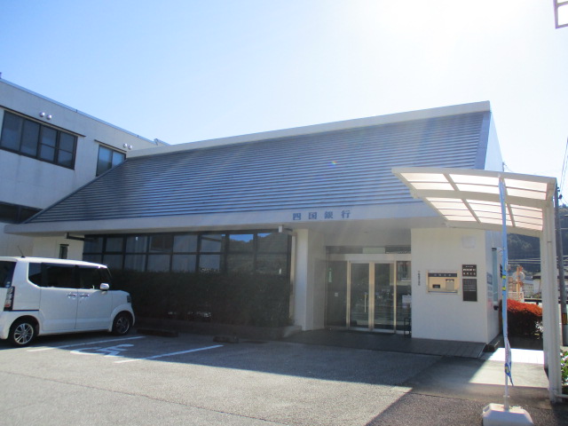 銀行　四国銀行枝川支店（銀行）まで394m