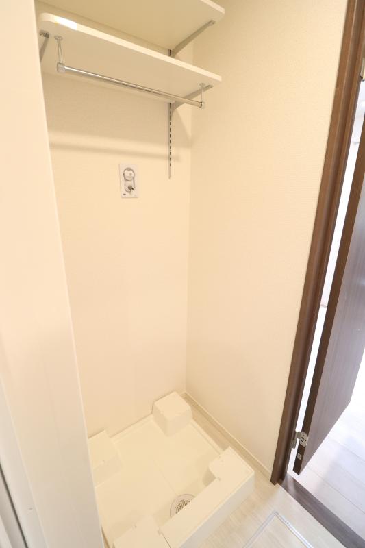 その他　洗濯機置き場　上部に収納あり