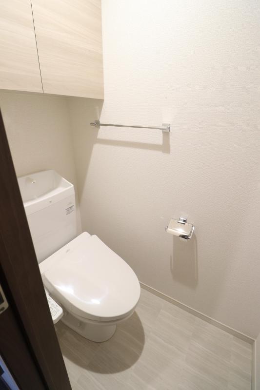 トイレ　温水洗浄便座つき　上部に収納あり