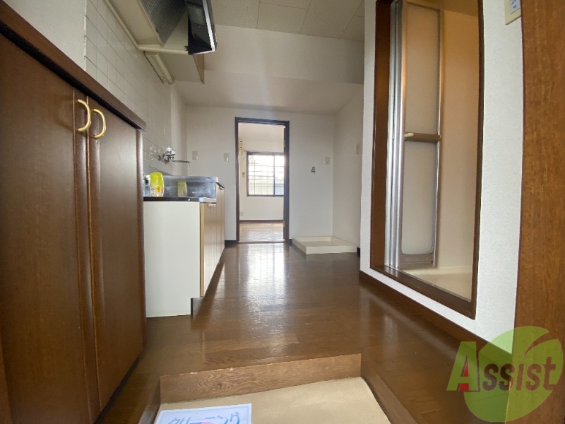 玄関　外から玄関を撮影してみました。広いリビングに繋がっています。