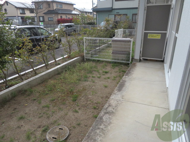 バルコニー　なんと専用庭付きでございます。色んなことに使えますね。