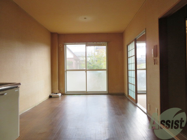 居室・リビング　９帖のＬＤＫ。引き戸を開けると解放感があります。